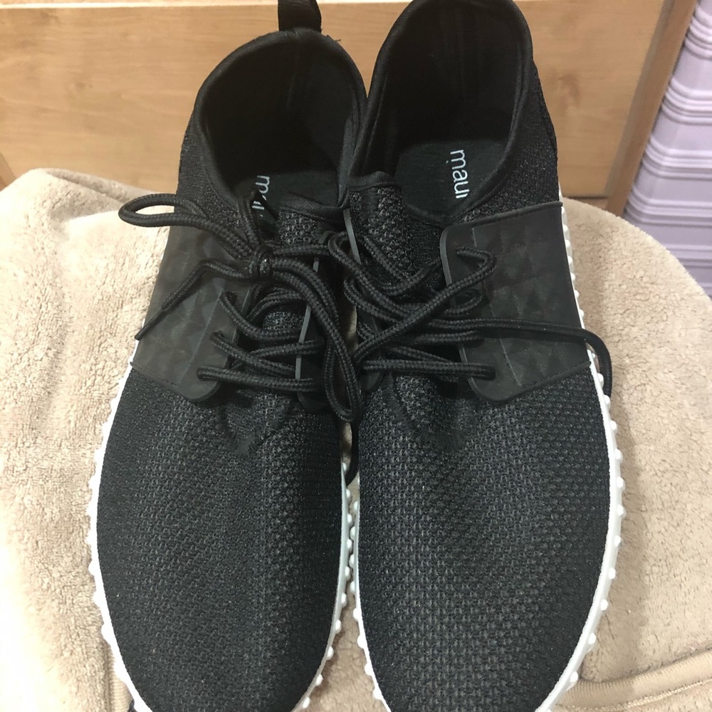 Tennis shoes
